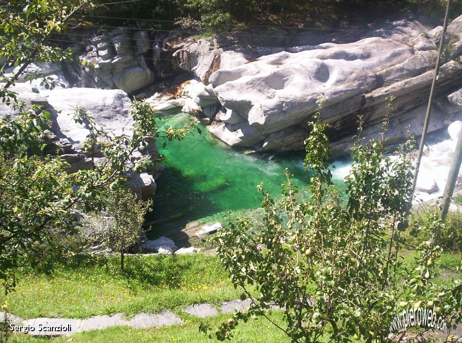 07 Il torrente ha un colore strepitoso.jpg